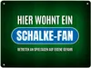 Metallschild XL mit Spruch: Hier wohnt ein Schalke-Fan Produktbild-Vorschau 1