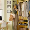 Nahaufnahme von Accessoires wie Taschen und Mützen am SoBuy Garderobenständer KLS04-SCH Produktbild-Vorschau