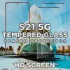 A marketing image for a Samsung Galaxy S21 5G screen protector, featuring a smartphone and the screen protector against a backdrop of a modern building and sky. Produktbild-Vorschau