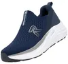 Auf dem Bild ist ein blauer flacher Schuh zu sehen der von der Seite präsentiert wird. Der Schuh hat eine glatte Oberfläche und eine einfache Form ohne auffällige Verzierungen. Podgląd zdjęcia produktu