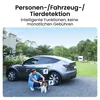 A man and his dog are in the driveway next to a car, with icons indicating detection features. Produktbild-Vorschau