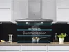 A modern kitchen scene featuring an induction cooktop and a range hood, with text overlay indicating wireless communication. Voir les images du produit