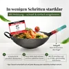 A wok filled with noodles and vegetables, with instructional text and a test rating. Produktbild-Vorschau