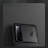 A close-up shot of the back of a black smartphone case with a sliding cover over the camera lenses. Voir les images du produit