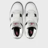 A top-down view of a pair of white Jordan 4 Retro sneakers. Produktbild-Vorschau