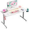 A white gaming desk set up with a monitor, laptop, keyboard, mouse, headphones, and a drink. Anteprima dell’immagine prodotto