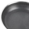 A close-up view of the interior of a frying pan with a honeycomb pattern. Podgląd zdjęcia produktu