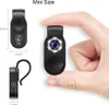 A hand holding a small black clip-on microscope for a smartphone, with size dimensions shown in diagrams. Produktbild-Vorschau