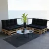 A balcony overlooking the ocean with pallet furniture. Voir les images du produit