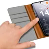 A hand is shown interacting with a phone case that has card slots. Produktbild-Vorschau