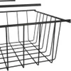 A close-up view of a black metal hanging storage basket. Anteprima dell’immagine prodotto