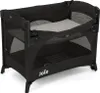 A black Joie Kubbie Sleep travel cot with a grey mattress inside, shown from a slightly elevated side angle. Produktbild-Vorschau