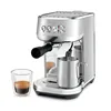 A silver Sage Bambino Plus espresso machine with a glass of espresso and a milk frothing pitcher. Produktbild-Vorschau