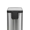 A close-up view of the top of a silver trash can with a black lid and handle. Produktbild-Vorschau