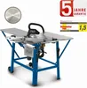 A table saw with a circular blade and a blue metal stand, shown from a diagonal angle. There is also a separate circular saw blade shown in the top left corner. Marketing badges are present in the top right corner. Anteprima dell’immagine prodotto