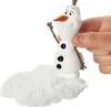 A toy snowman figure, Olaf from Frozen, is shown pressing into a pile of white play sand, leaving footprints. Produktbild-Vorschau