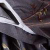 A close-up view of a zipper on a bedding set with a floral pattern. Anteprima dell’immagine prodotto