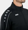 Close-up of a person wearing a black polyester jacket. Produktbild-Vorschau