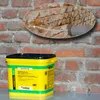 A yellow bucket of Weber.Tec 946 Injektionscreme is shown in front of a brick wall. An inset image shows a close-up of the injection process into the wall. Produktbild-Vorschau