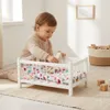 Ein weißes Puppenbett aus Holz mit Bettwäsche mit einem Produktbild-Vorschau 7