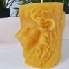 Candela di cera d'api rotonda con leone 8,5 cm Anteprima dell’immagine prodotto 2