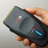 A hand holds a black electric shaver. Anteprima dell’immagine prodotto