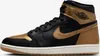 A side view of a black and gold Nike Air Jordan 1 Retro High OG sneaker. Produktbild-Vorschau