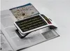 A digital magnifier is placed on an open magazine, displaying magnified text. Anteprima dell’immagine prodotto