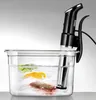 Der Unold Sous Vide Stick Time erhitzt Wasser in einem durchsichtigen Behälter und gart darin vakuum Podgląd zdjęcia produktu
