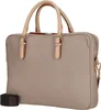 A light beige briefcase with tan handles and a dark brown shoulder strap. Voir les images du produit