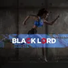 A woman running in front of a concrete wall with a banner overlaid with text. Produktbild-Vorschau