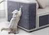 A cat is scratching a protective mat attached to the side of a sofa. Produktbild-Vorschau
