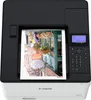 A Canon i-SENSYS LBP673Cdw color laser printer is shown with a printed image of a street scene with flowers and people displayed on the paper coming out of the printer. Náhled obrázku produktu