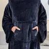 XXL Kuscheldecke mit Ärmeln & Kängurutasche | 145x195 cm Produktbild-Vorschau 2