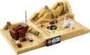 A LEGO Star Wars diorama depicting a desert scene with a small vehicle and some barrels. Náhľad obrázku produktu