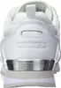 The back view of a white Skechers sneaker with a silver accent. Voir les images du produit
