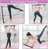 Vierteilige Collage, die eine Frau mit einem schwarzen Pilates-Bar-Set mit Widerstandsbändern für verschiedene Übungen auf einer rosa Yogamatte zeigt Productafbeelding-voorbeeld