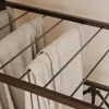 Nahaufnahme der Kleiderstange am SoBuy Garderobenständer KLS22-SCH mit hängenden Stoffen Productafbeelding-voorbeeld