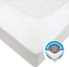 A close-up view of a white fitted sheet or mattress protector, showing its texture and elasticized edge. A circular graphic overlay highlights a feature. Produktbild-Vorschau