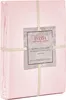 A folded pink duvet cover is presented, tied with a beige ribbon and featuring a product information tag. Produktbild-Vorschau