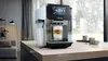 A Siemens coffee machine with a latte in a glass is shown on a kitchen counter with dimensions indicated. Produktbild-Vorschau