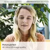 A split image showing a woman wearing headphones, comparing a standard webcam video on the left with a Jabra PanaCast 20 video on the right. Text overlays highlight the difference in quality. Produktbild-Vorschau