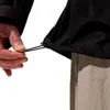 Detailaufnahme der wasserdichten Ridge-Seeker Jacke von Berghaus; mit Fokus auf den verstellbaren Saum. Produktbild-Vorschau