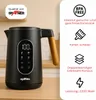 A black electric kettle with a wooden handle is displayed on a wooden surface, with marketing text and icons on the right side. Produktbild-Vorschau