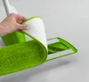 A hand is shown attaching a green mop head to a mop handle. Produktbild-Vorschau