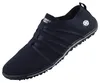 Auf dem Bild ist ein blauer flacher Schuh zu sehen der von der Seite betrachtet wird. Die Form des Schuhs ist schlicht und modern mit einer glatten Oberfläche. Produktbild-Vorschau