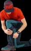 A man is kneeling and adjusting his pants, wearing athletic apparel. Produktbild-Vorschau