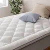 Gesteppter Topper mit Kissen – zeigt weiche Oberfläche und stilvolles Design.
 Produktbild-Vorschau