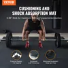 A man is lifting weights on a gym floor mat, with product feature callouts. Produktbild-Vorschau