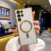 A person is holding a white smartphone case with gold trim and a gold magnetic ring on the back. Náhled obrázku produktu